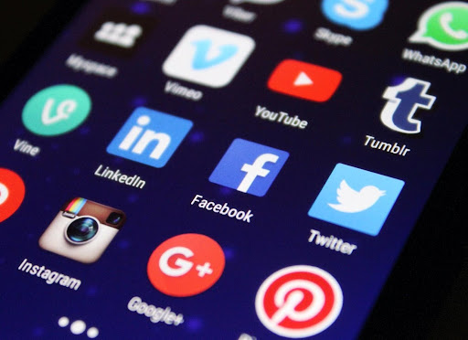 Apps auf einem Smartphone Bildschirm, es handelt sich größtenteils um Soziale Netzwerke wie Instagram oder Facebook